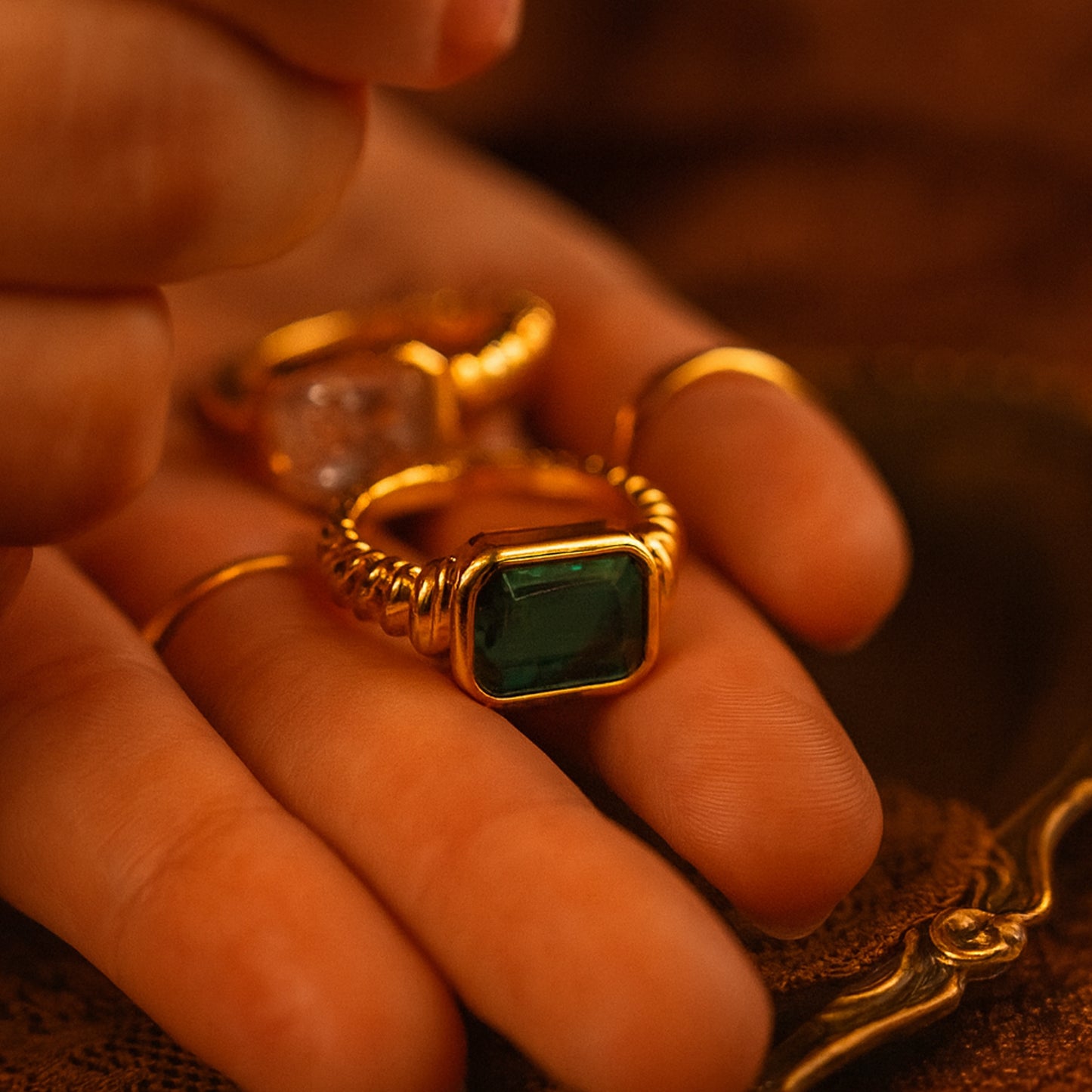Emerald Green Stone Gold Ring For Women – Classic Rectangular Cut With Elegant Band Detail
