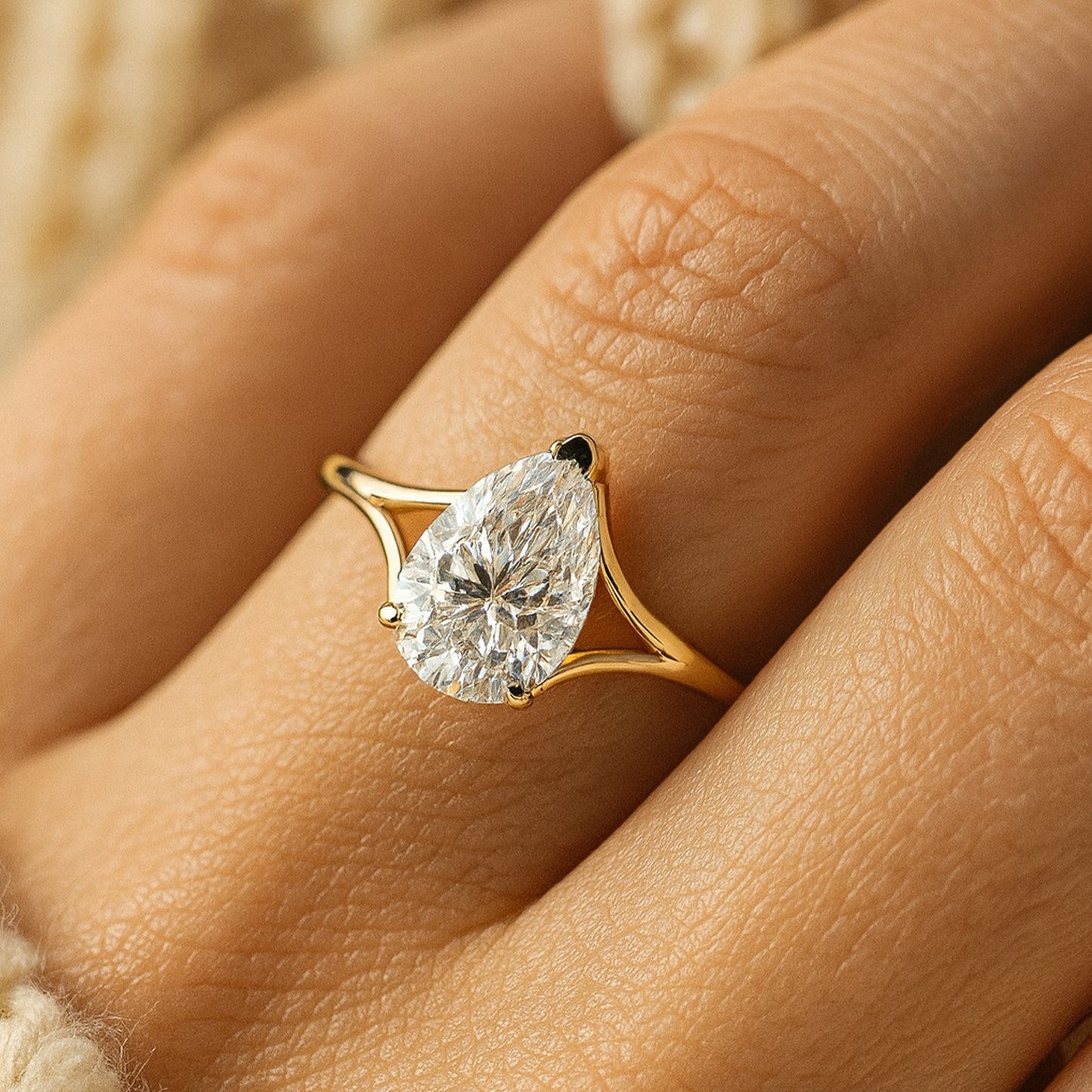 Elegant Women's Teardrop Moissanite Engagement Ring With VVS1 Clarity And Diamond Alternative Brilliance