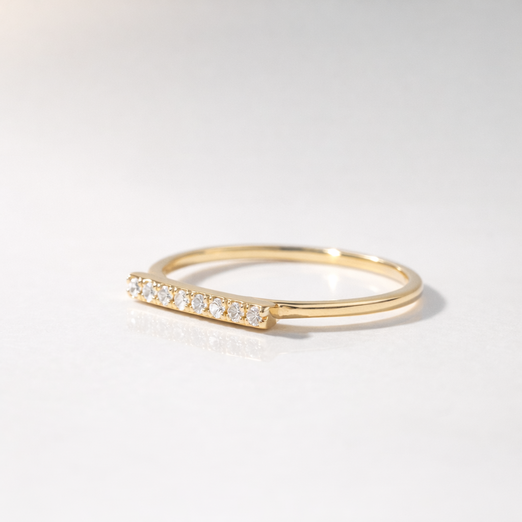 Classic Wedding Band With Round Cut Diamond Design
