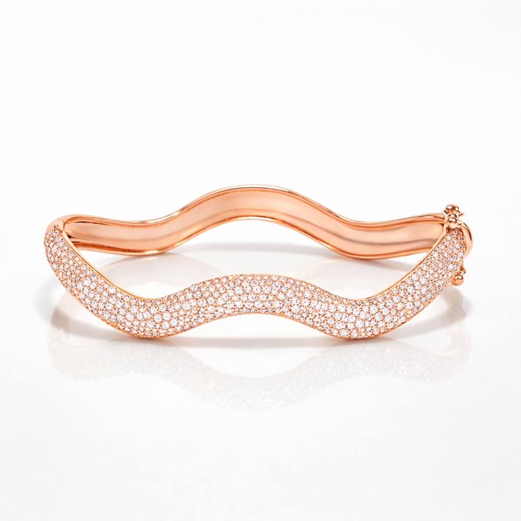 Gold wavy bracelet with round cut diamonds
