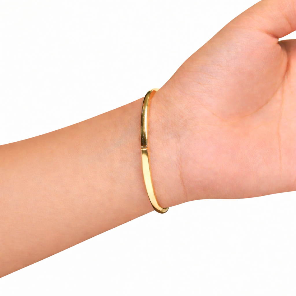 Classic round cut diamond bracelet in gold
