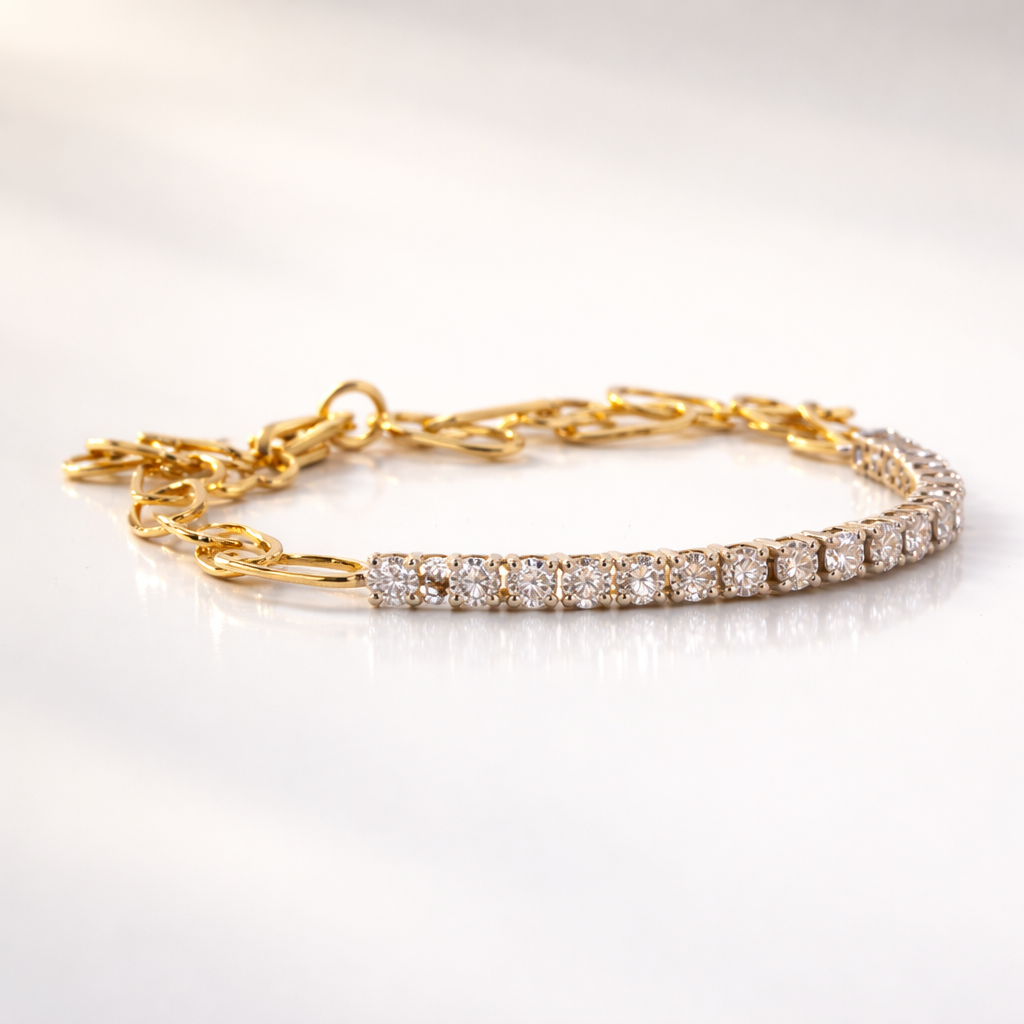 Half tennis paperclip bracelet in gold
