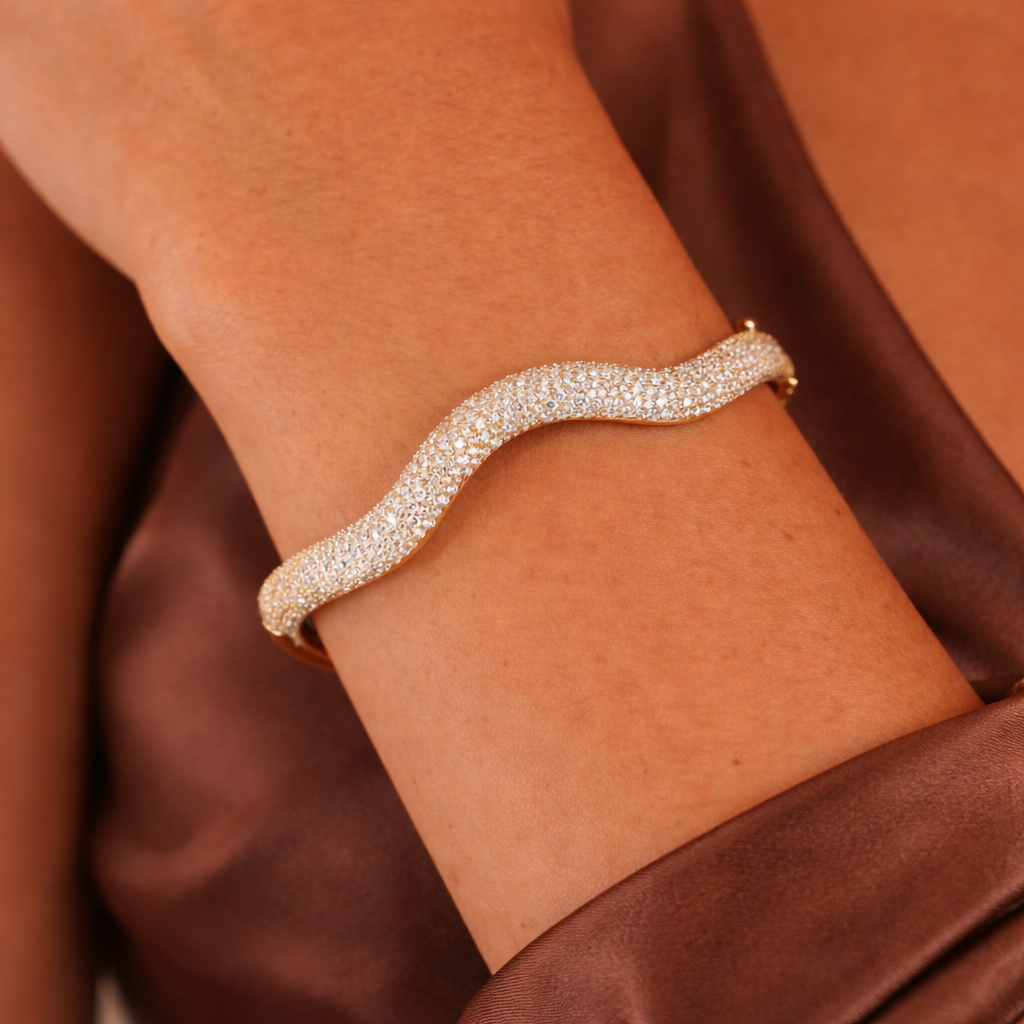 Wavy diamond bracelet for women in gold
