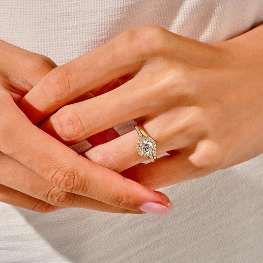 Round cut diamond ring with V curve wedding band
