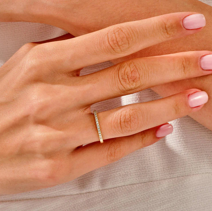 Four claw prong round cut diamond ring set
