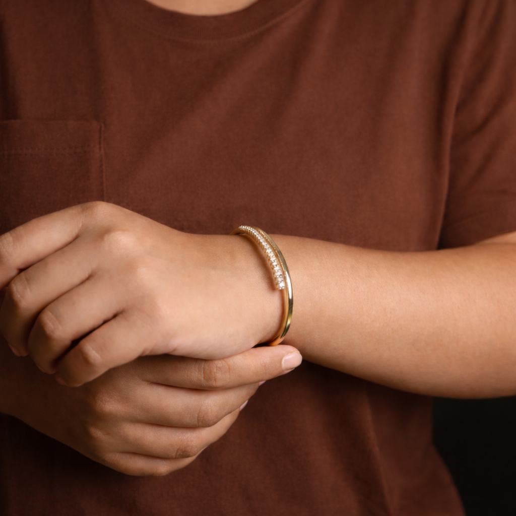 Unique diamond bracelet in yellow gold
