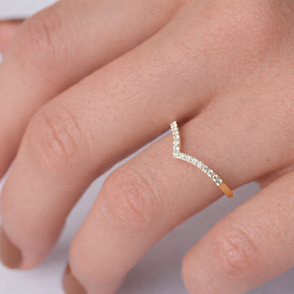 Chevron Wedding Band With Round Cut Diamond Or Moissanite In Yellow Gold