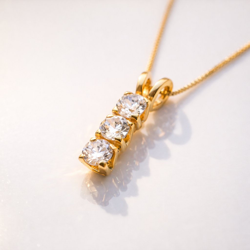 Vertical Pendant In Yellow Gold With Three Round-Cut Moissanite Stones.
