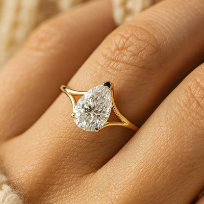 Elegant Women's Teardrop Moissanite Engagement Ring With VVS1 Clarity And Diamond Alternative Brilliance