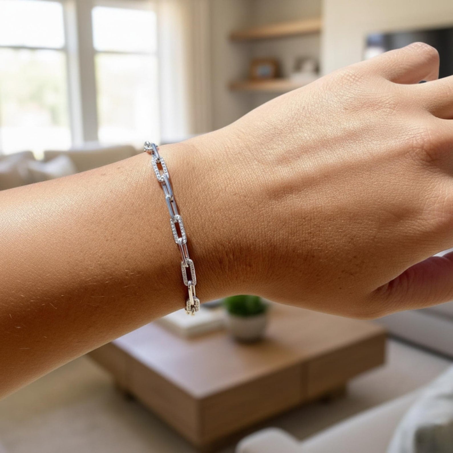 Women’s Paperclip Chain Bracelet With Timeless Look